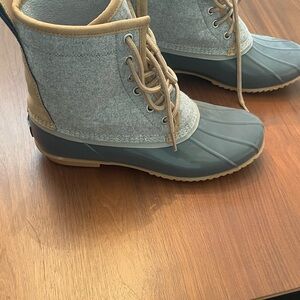 G.H. Bass & Co. Gray and Tan Winter Boots (size 9)